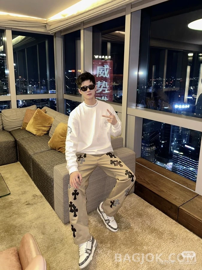 크롬하츠 크롬하츠 넥라인 스크립트 십자가 긴팔 티셔츠 상세 이미지