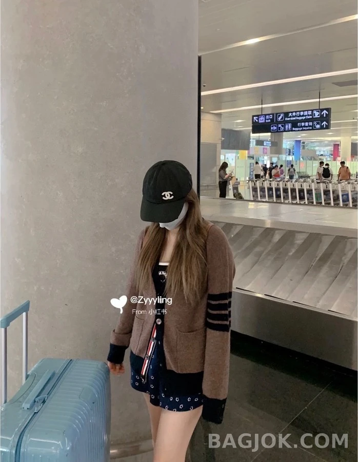 톰브라운 톰브라운 V넥 스트라이프 가디건 상세 이미지