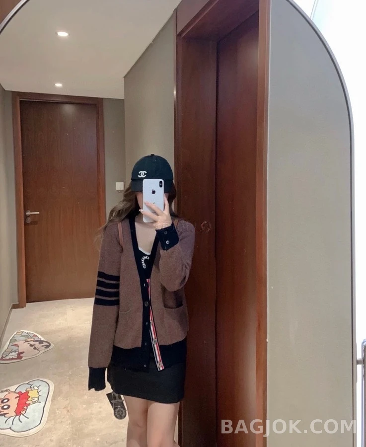 톰브라운 톰브라운 V넥 스트라이프 가디건 상세 이미지