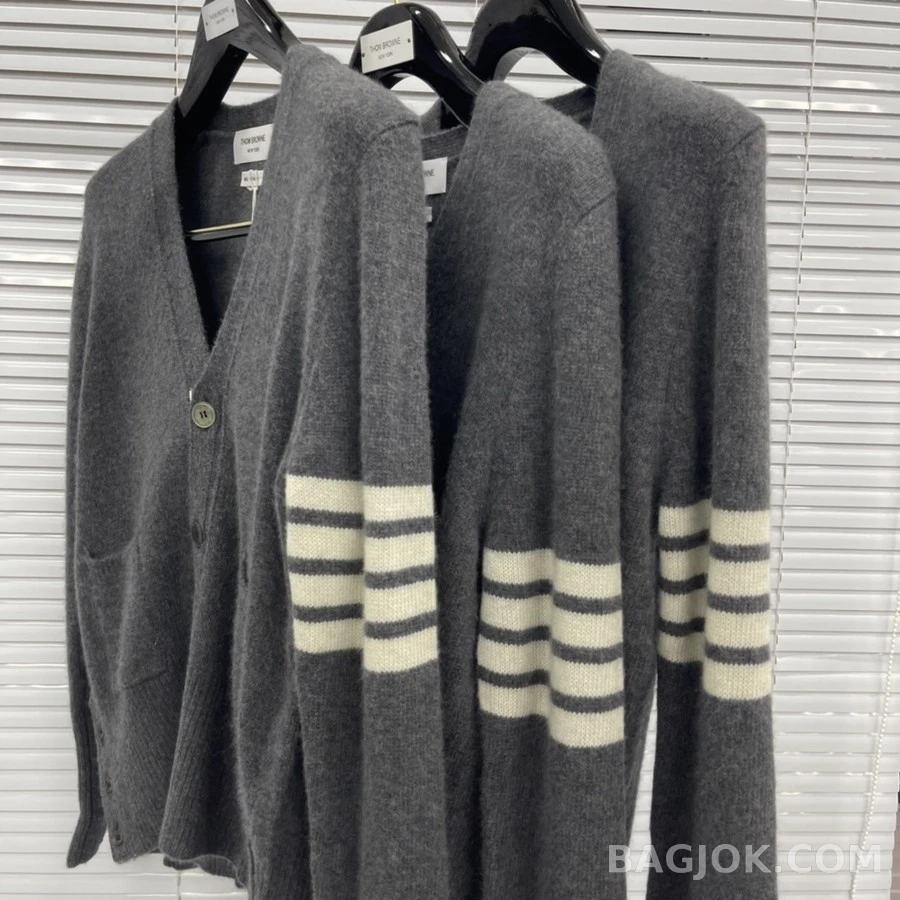 톰브라운 톰브라운 스트라이프 V넥 가디건 상세 이미지