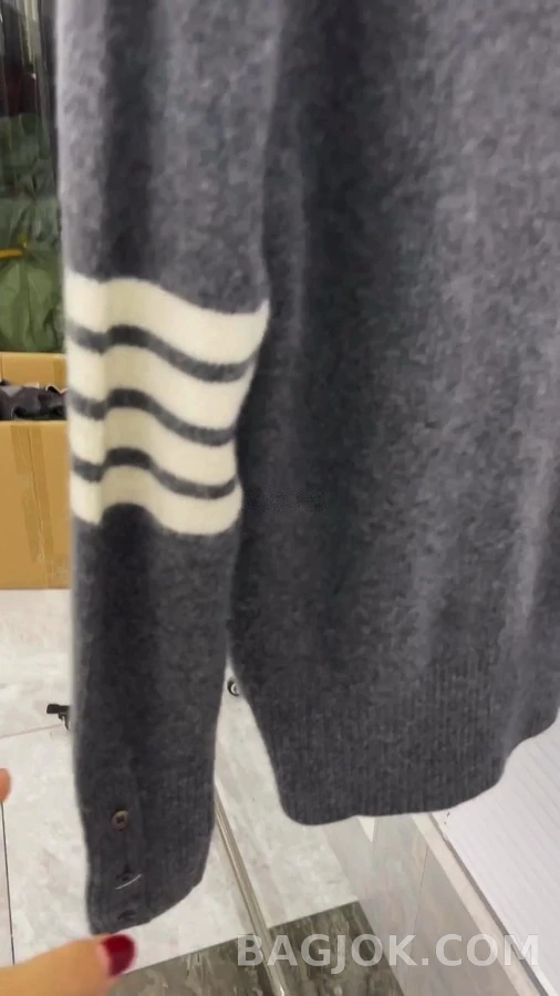 톰브라운 톰브라운 스트라이프 V넥 가디건 상세 이미지