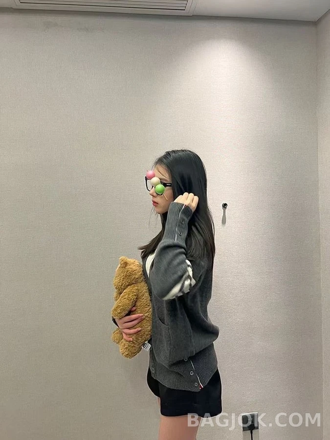 톰브라운 톰브라운 스트라이프 V넥 가디건 상세 이미지