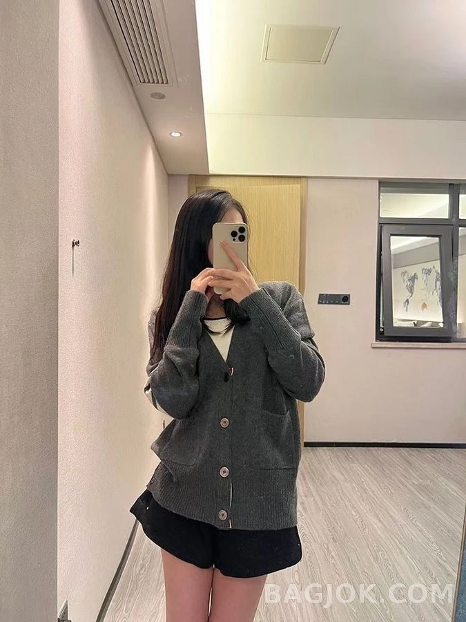 톰브라운 톰브라운 스트라이프 V넥 가디건 상세 이미지
