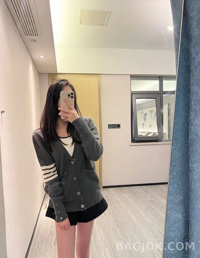 톰브라운 톰브라운 스트라이프 V넥 가디건 상세 이미지