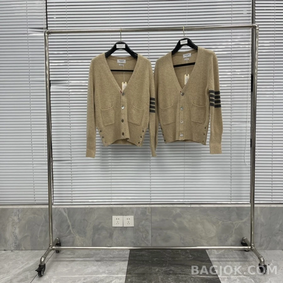 톰브라운 톰브라운 스트라이프 V넥 가디건 상세 이미지
