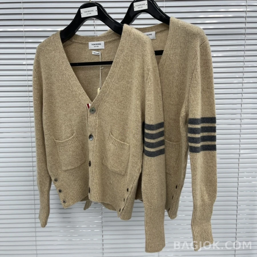 톰브라운 톰브라운 스트라이프 V넥 가디건 상세 이미지