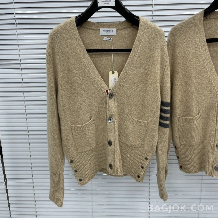 톰브라운 톰브라운 스트라이프 V넥 가디건 상세 이미지