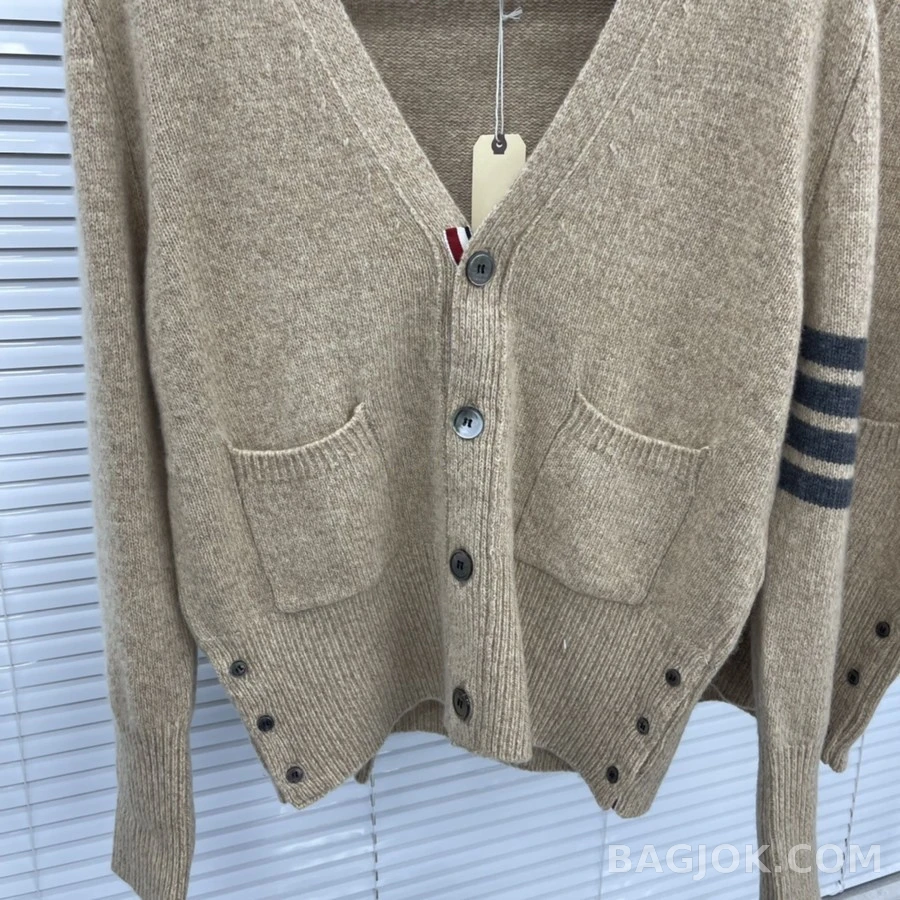 톰브라운 톰브라운 스트라이프 V넥 가디건 상세 이미지