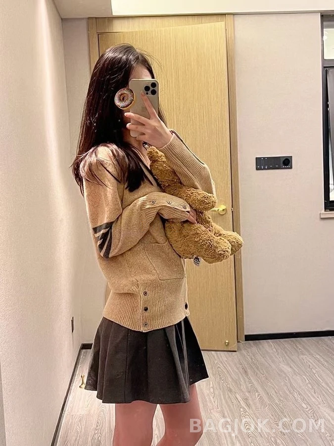 톰브라운 톰브라운 스트라이프 V넥 가디건 상세 이미지