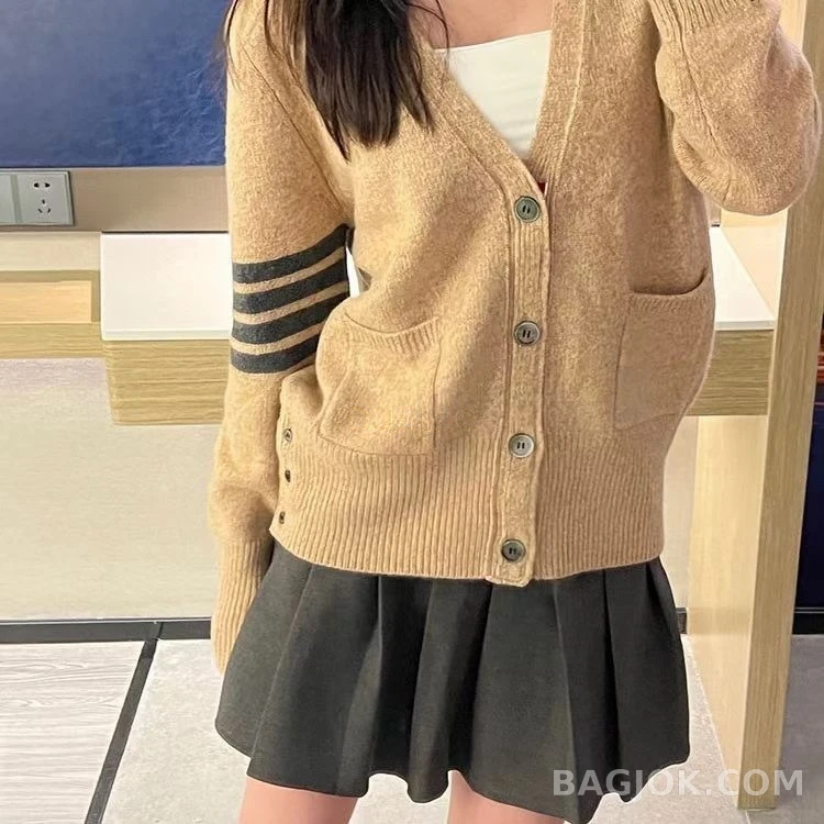 톰브라운 톰브라운 스트라이프 V넥 가디건 상세 이미지