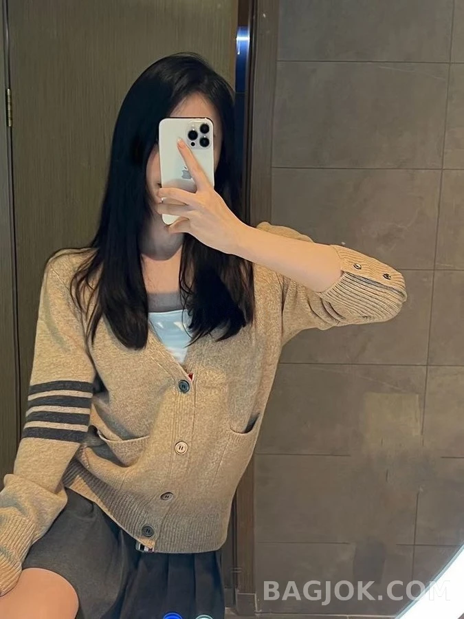 톰브라운 톰브라운 스트라이프 V넥 가디건 상세 이미지
