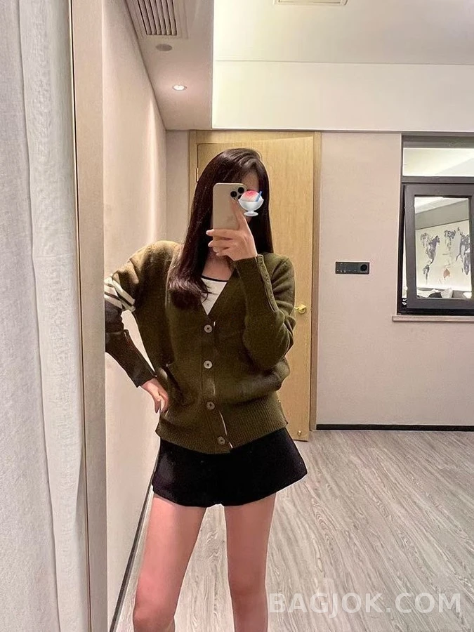 톰브라운 톰브라운 스트라이프 V넥 가디건 상세 이미지