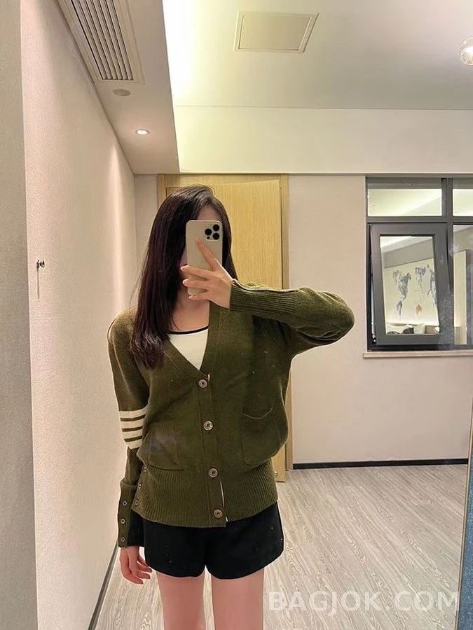 톰브라운 톰브라운 스트라이프 V넥 가디건 상세 이미지