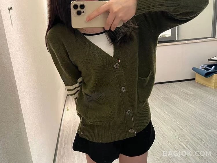 톰브라운 톰브라운 스트라이프 V넥 가디건 상세 이미지