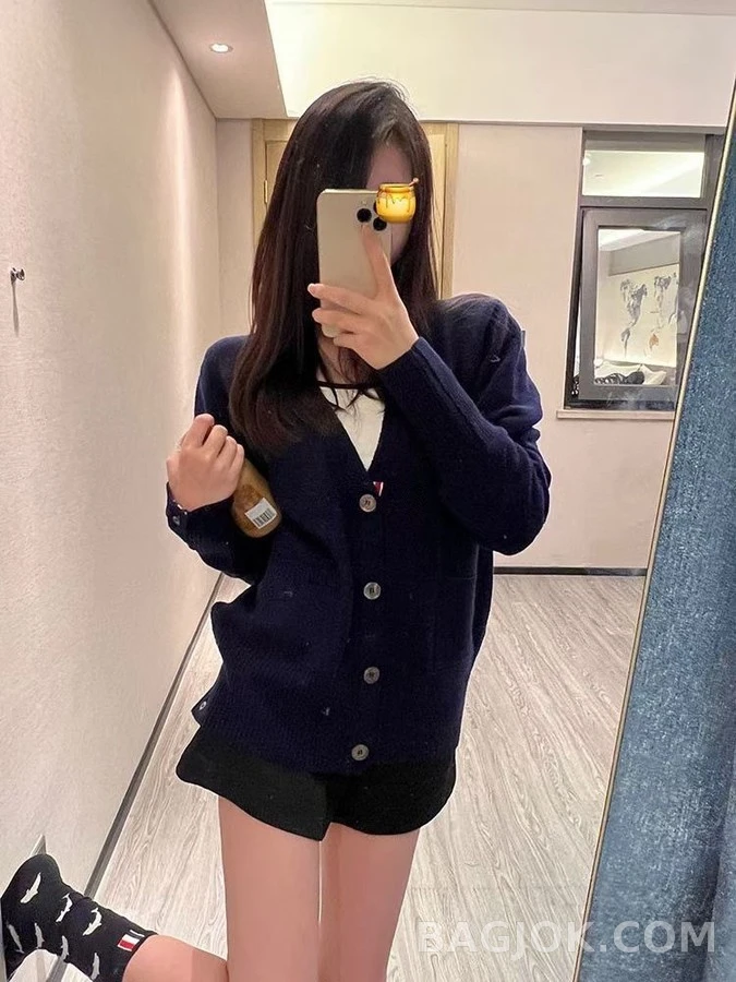 톰브라운 톰브라운 4바 스트라이프 브이넥 가디건 상세 이미지