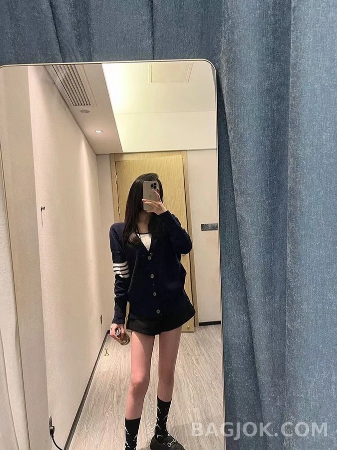 톰브라운 톰브라운 4바 스트라이프 브이넥 가디건 상세 이미지