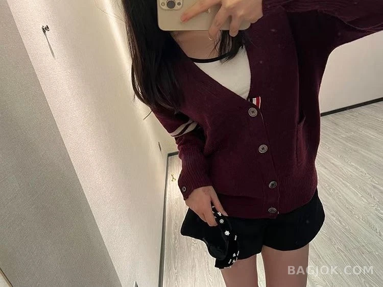 톰브라운 톰브라운 4바 스트라이프 브이넥 가디건 상세 이미지