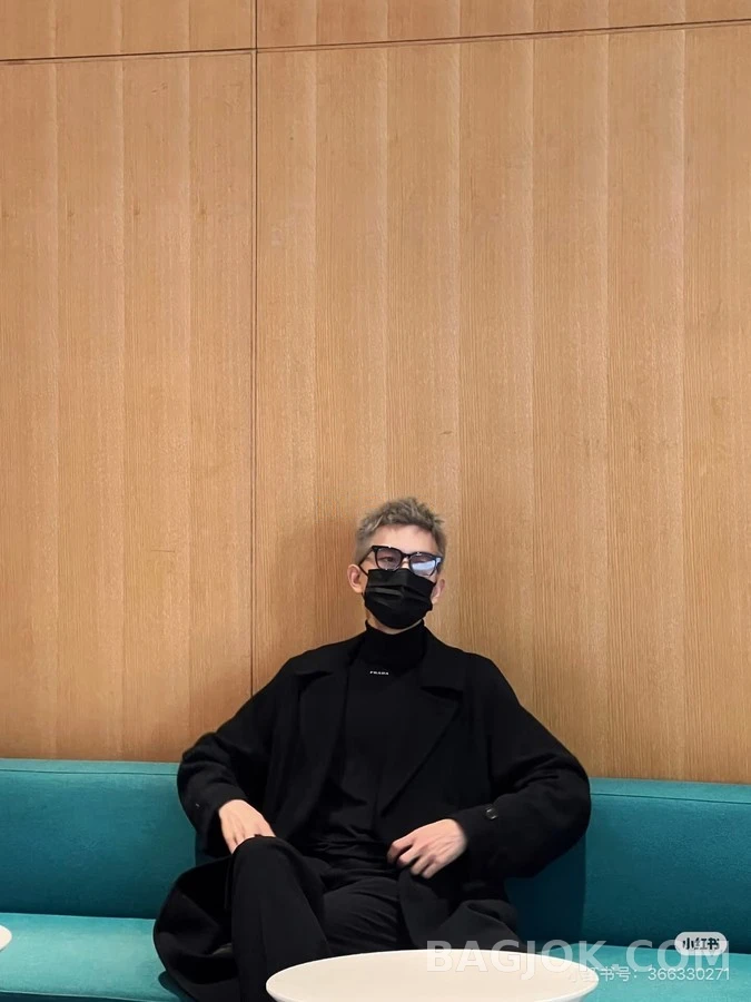 프라다 프라다 레터링 자수 터틀넥 니트 상세 이미지