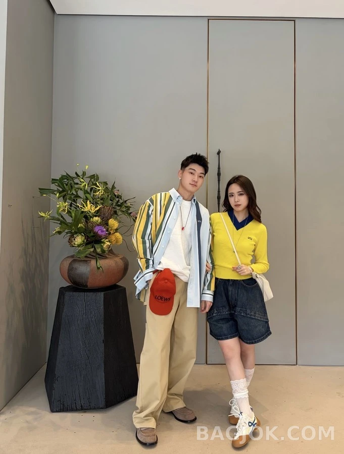 로에베 로에베 V넥 배색 자수 니트 상세 이미지