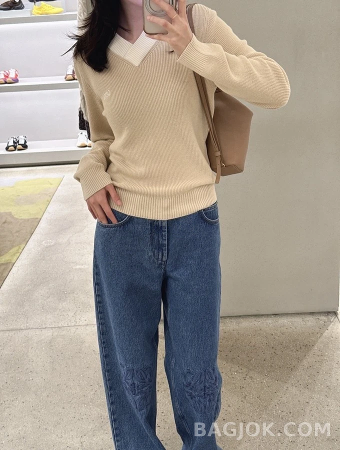 로에베 로에베 V넥 배색 자수 니트 상세 이미지