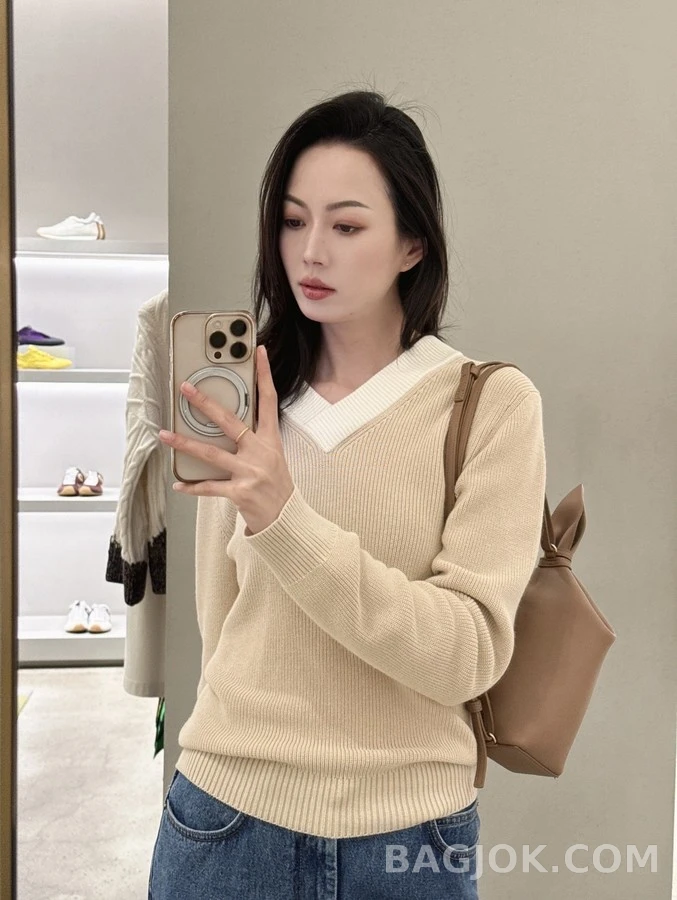 로에베 로에베 V넥 배색 자수 니트 상세 이미지