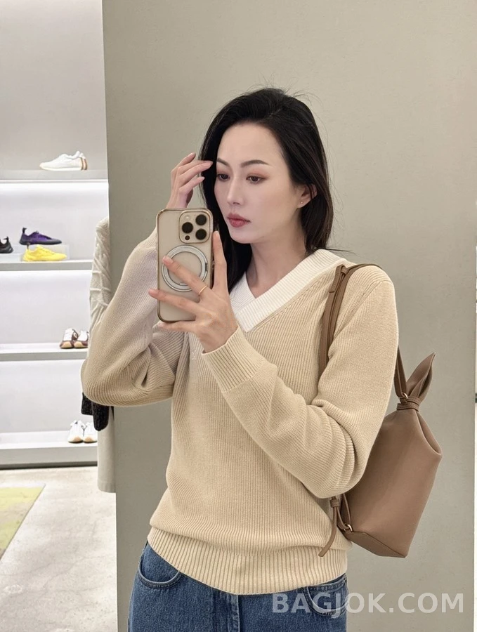 로에베 로에베 V넥 배색 자수 니트 상세 이미지