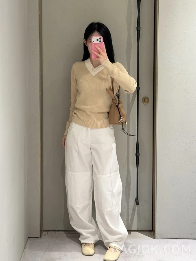 로에베 로에베 V넥 배색 자수 니트 상세 이미지