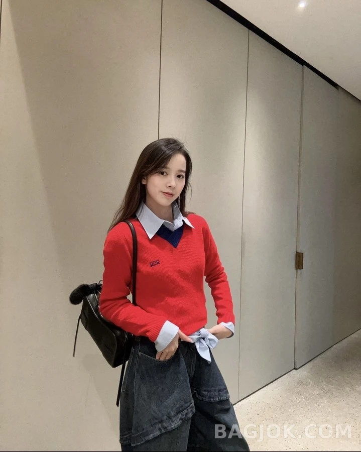 로에베 로에베 V넥 배색 자수 니트 상세 이미지