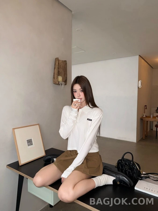 미우미우 미우미우 로고 크롭 폴로 긴팔 티셔츠 상세 이미지