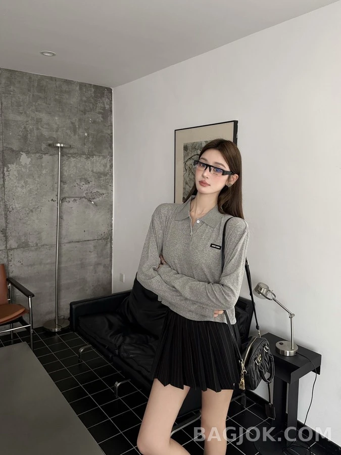 미우미우 미우미우 로고 크롭 폴로 긴팔 티셔츠 상세 이미지