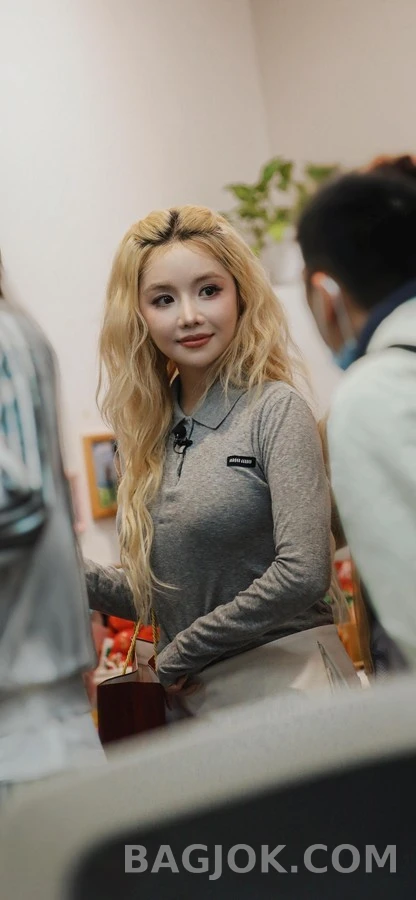 미우미우 미우미우 로고 크롭 폴로 긴팔 티셔츠 상세 이미지