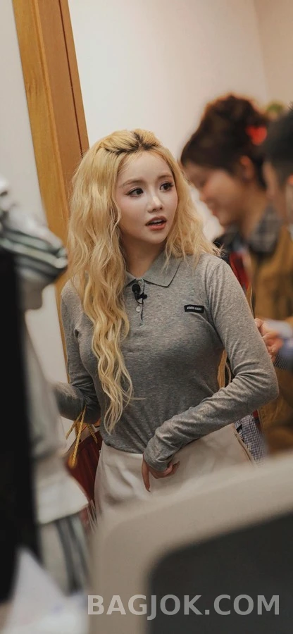 미우미우 미우미우 로고 크롭 폴로 긴팔 티셔츠 상세 이미지