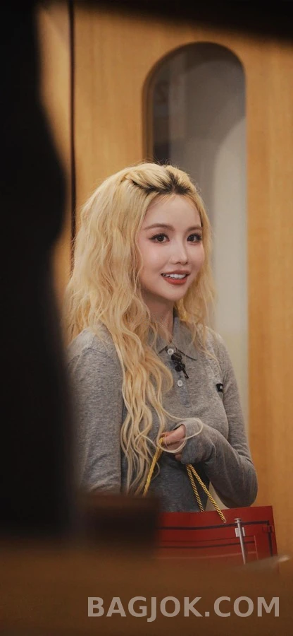 미우미우 미우미우 로고 크롭 폴로 긴팔 티셔츠 상세 이미지