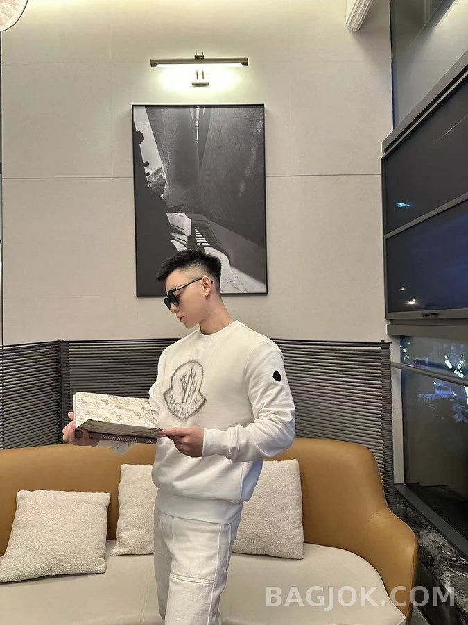 몽클레어 몽클레어 중첩 로고 맨투맨 상세 이미지