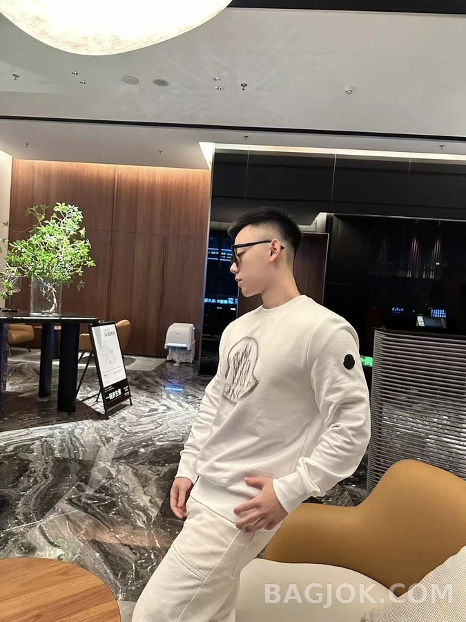 몽클레어 몽클레어 중첩 로고 맨투맨 상세 이미지