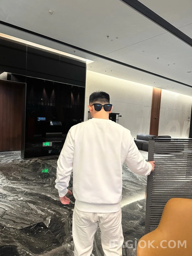 몽클레어 몽클레어 중첩 로고 맨투맨 상세 이미지