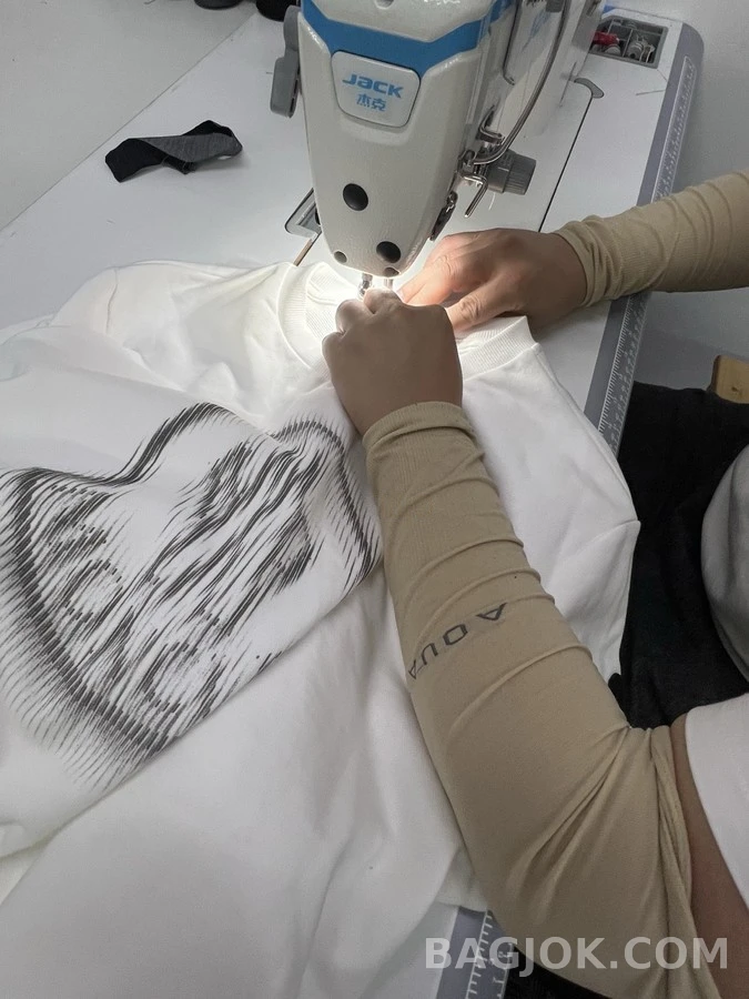 몽클레어 몽클레어 중첩 로고 맨투맨 상세 이미지