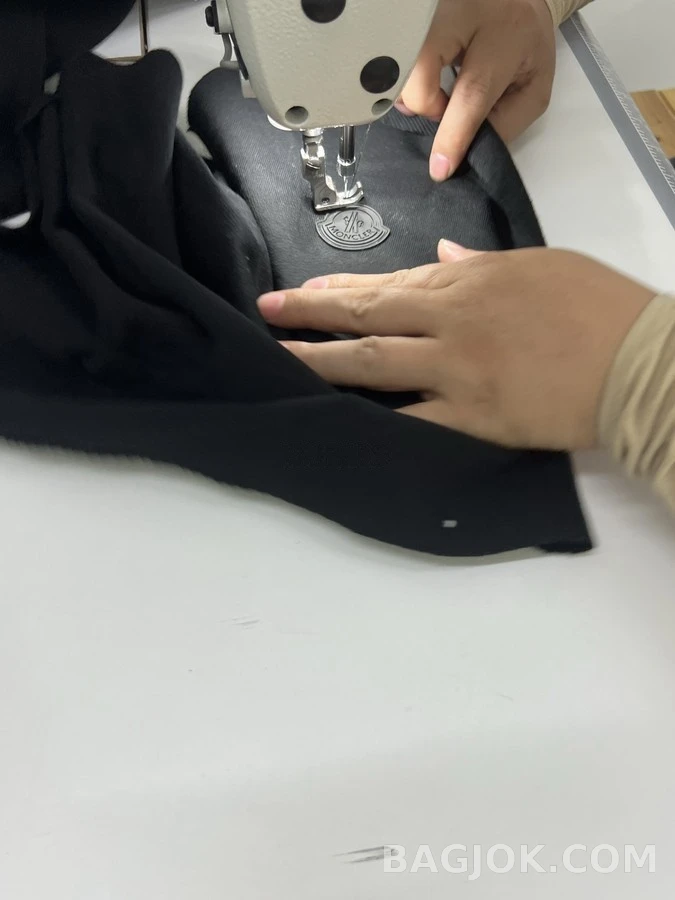몽클레어 몽클레어 중첩 로고 맨투맨 상세 이미지