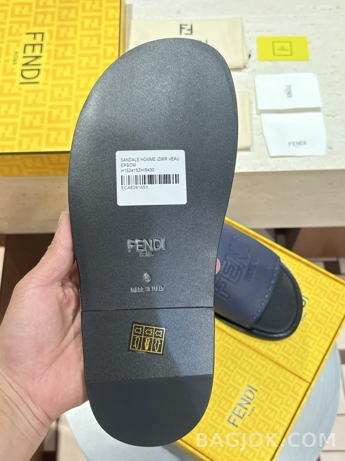 펜디 펜디 엠보싱 로고 슬라이드 상세 이미지