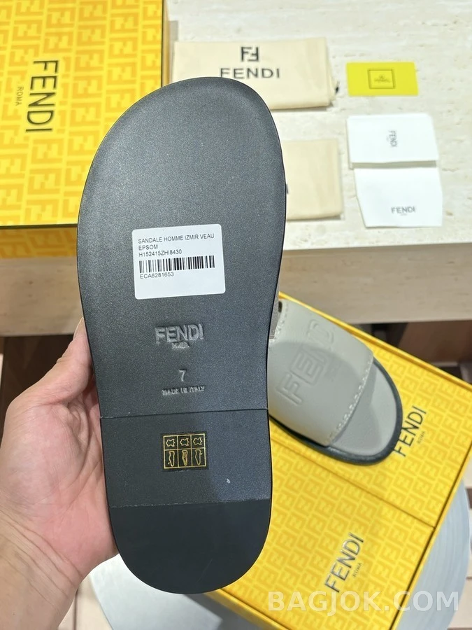 펜디 펜디 엠보싱 로고 슬라이드 상세 이미지