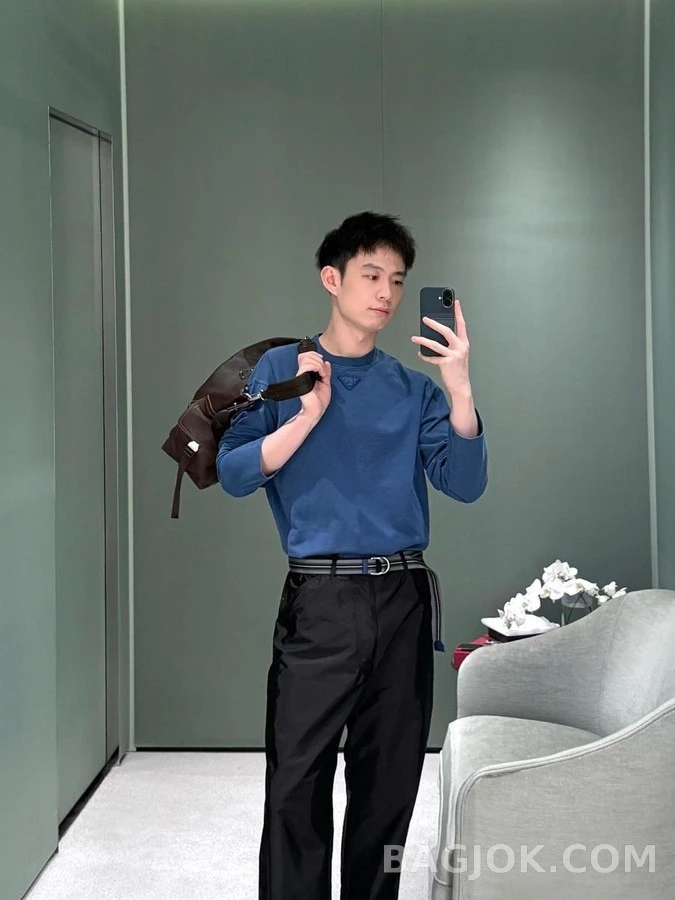 프라다 프라다 삼각 로고 긴팔 티셔츠 상세 이미지