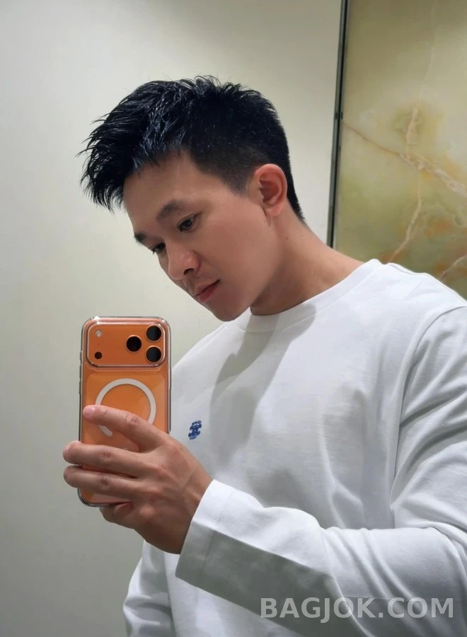 셀린느 셀린느 트리옹프 로고 긴팔 티셔츠 상세 이미지