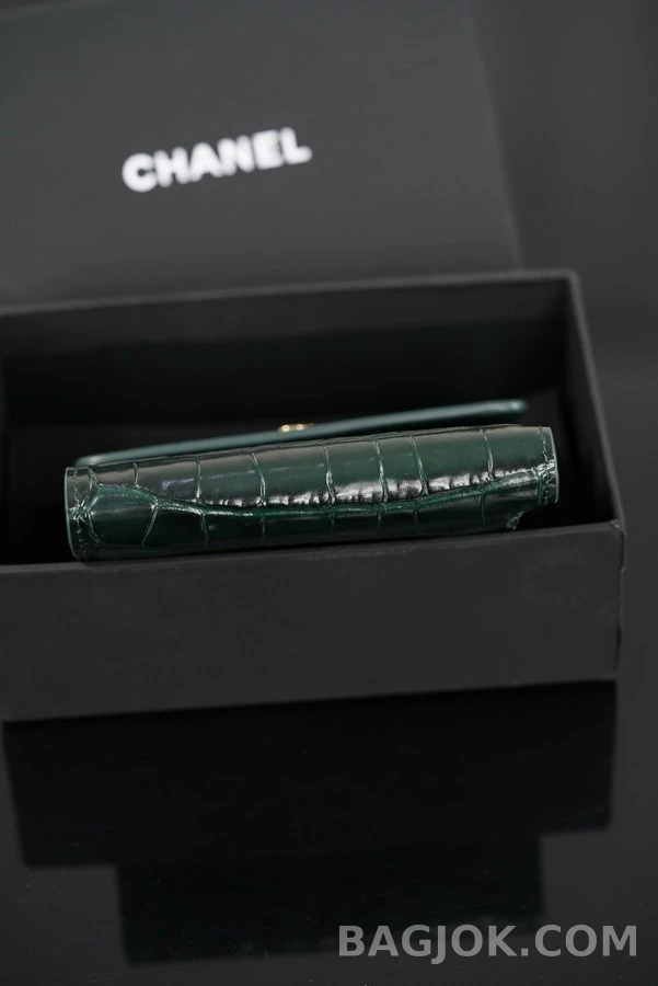 샤넬 샤넬 클래식 에메랄드 엠보스드 크로커다일 스몰 트라이폴드 플랩 지갑 상세 이미지