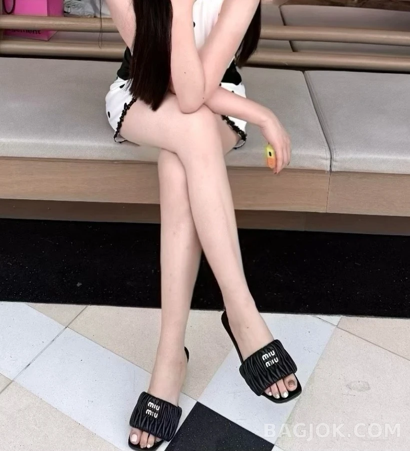 미우미우 미우미우 퀼팅 로고 슬라이드 샌들 상세 이미지