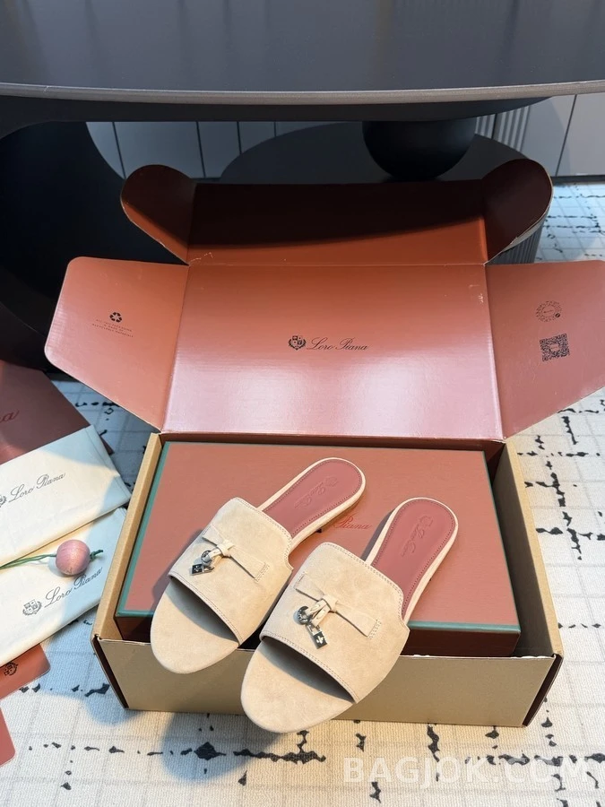 로로피아나 로로피아나 스웨이드 디테일 슬라이드 샌들 상세 이미지