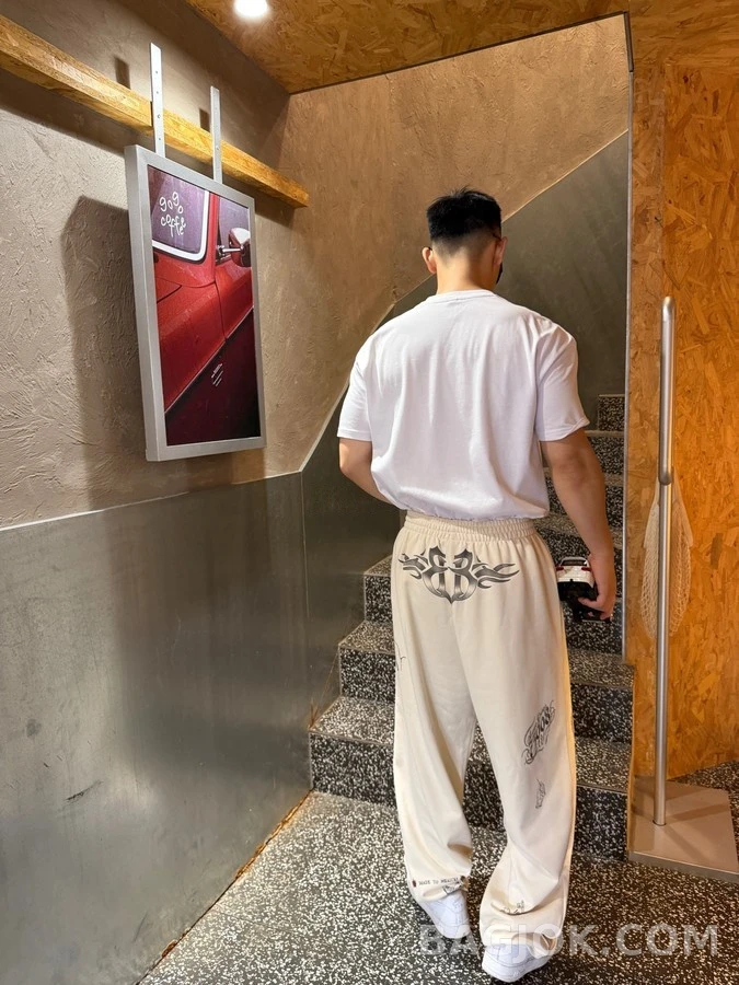발렌시아가 발렌시아가 타투 그래픽 와이드 트레이닝 팬츠 상세 이미지