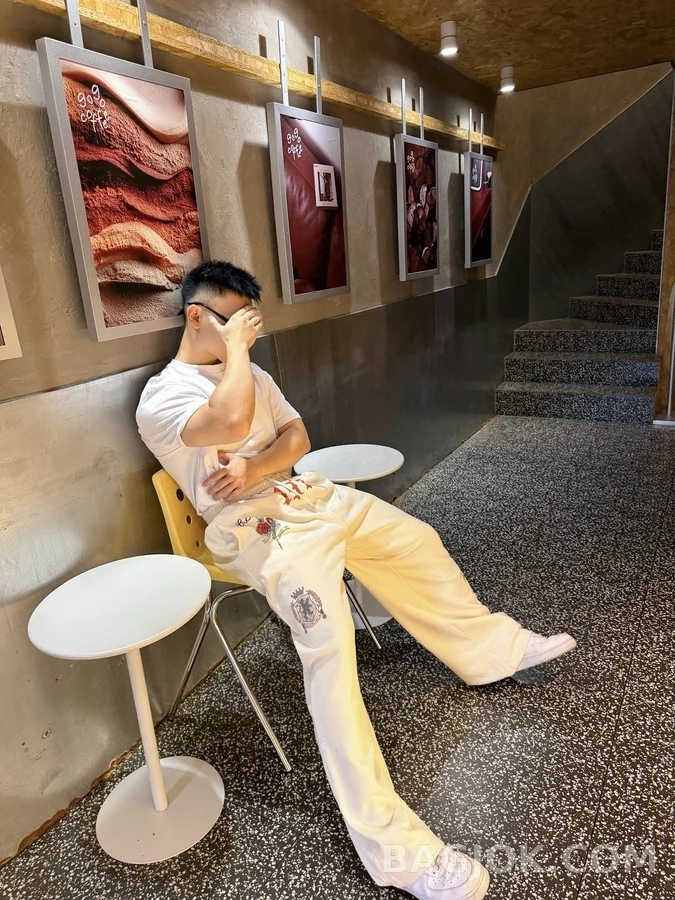 발렌시아가 발렌시아가 타투 그래픽 와이드 트레이닝 팬츠 상세 이미지