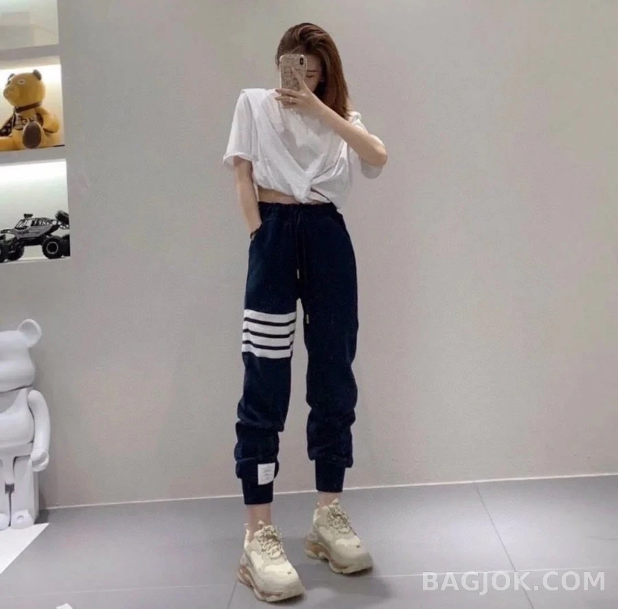 톰브라운 톰브라운 4바 스트라이프 트레이닝 팬츠 상세 이미지