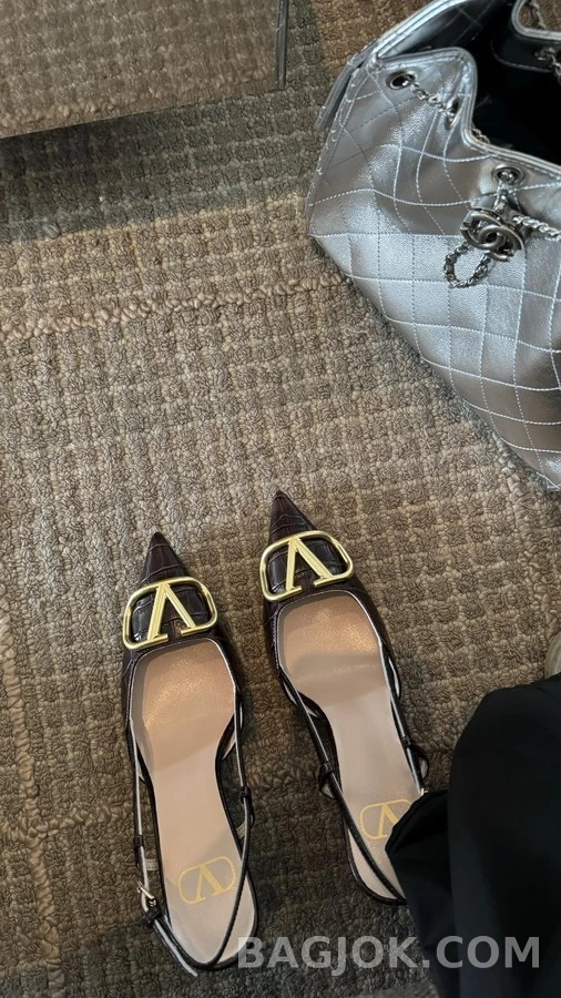 발렌티노 발렌티노 V로고 악어 엠보싱 슬링백 힐 상세 이미지