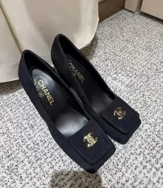 샤넬 샤넬 스웨이드 플랩 펌프스 상세 이미지